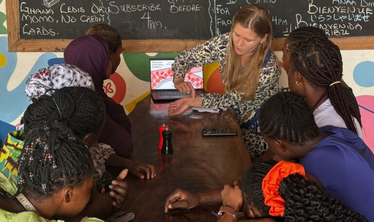 Onderzoeker Lydian de ligt tijdens haar werkbezoek aan een groot ziekenhuis in Kumasi, Ghana.